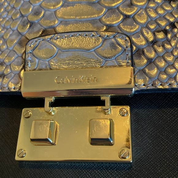 CALVIN KLEIN NWT Signature Snake Print Bag - Picture 8 of 11